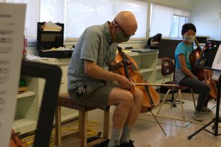 #tbt to the Summer of 2021. In preparation for our community concert at Heritage Days, and the questions that the audience may have about our instruments, our cello Faculty member Mark Eeles demonstrates proper posture for what looks like an awfully small cello... Err- violin... 😂
.
.
.
.
.
.

#suzukiearlychildhoodeducation #suzukiviolinmethod
#suzukicellomethod #suzukibassmethod
#suzukiviolamethod #violin #viola #cello #bass #music
#musicschool #education #toddlermusic #piano #flute #musicgroupclass